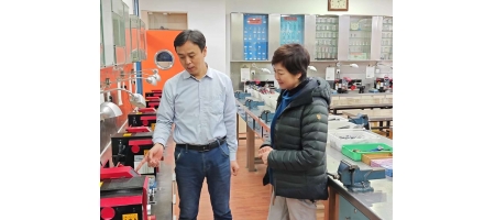 央視主持人敬一丹老師到北京師范大學(xué)附屬實驗中學(xué)參觀